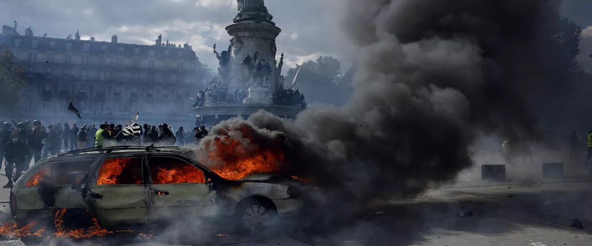 -FOTODELDÍA-PARÍS (Francia), 17/10/2026.- Un automóvil arde en la plaza de la República mientras estallan enfrentamientos entre manifestantes y la policía durante una protesta contra el aumento del coste de la vida y los recortes en los servicios públicos en París, Francia, el 17 de octubre de 2026 EFE/YOAN VALAT
