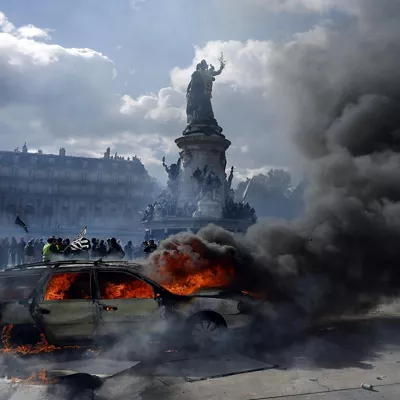 -FOTODELDÍA-PARÍS (Francia), 17/10/2026.- Un automóvil arde en la plaza de la República mientras estallan enfrentamientos entre manifestantes y la policía durante una protesta contra el aumento del coste de la vida y los recortes en los servicios públicos en París, Francia, el 17 de octubre de 2026 EFE/YOAN VALAT
