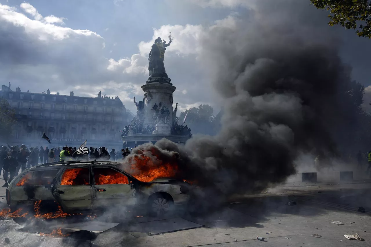 -FOTODELDÍA-PARÍS (Francia), 17/10/2026.- Un automóvil arde en la plaza de la República mientras estallan enfrentamientos entre manifestantes y la policía durante una protesta contra el aumento del coste de la vida y los recortes en los servicios públicos en París, Francia, el 17 de octubre de 2026 EFE/YOAN VALAT
