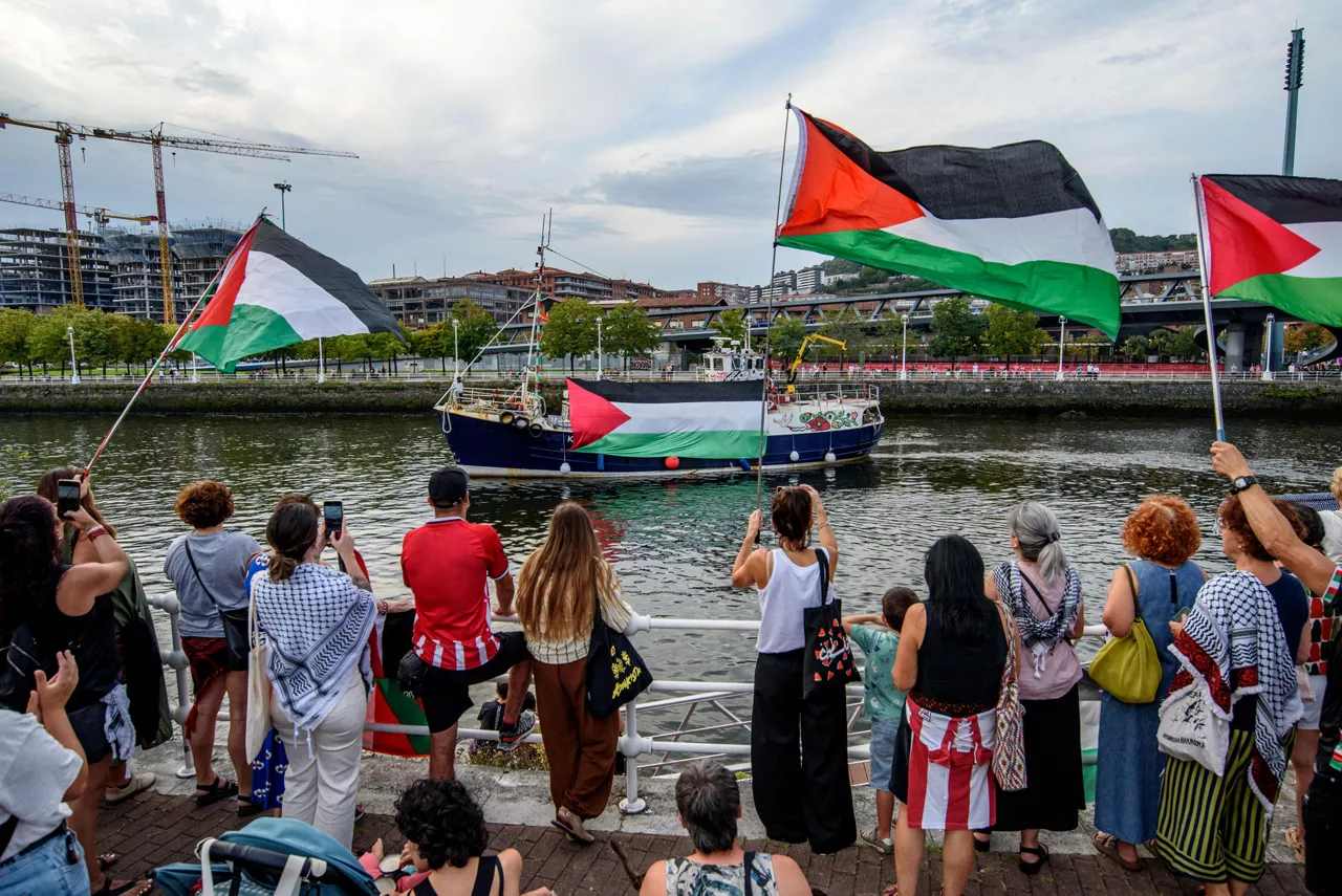 PORTUGALETE (BIZKAIA), 05/09/2026.- Colectivos sociales en solidaridad con Palestina dan la bienvenida y acompañan a uno de los barcos que forman la 'Freedom Flotilla' (Flotilla de la Libertad) con destino a Gaza, este sábado en Portugalete (Bizkaia).- EFE/Javier Zorrilla
