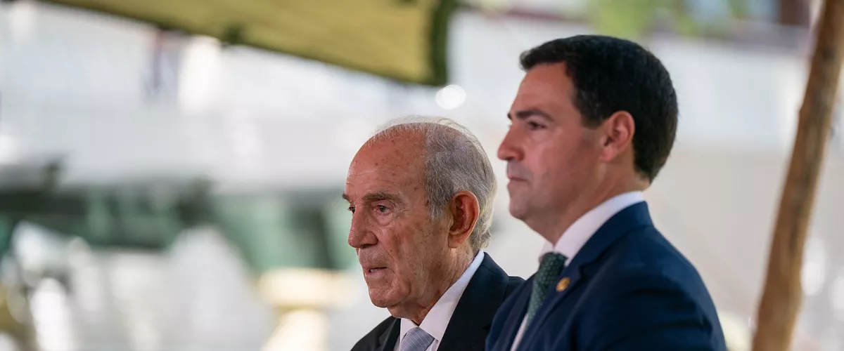 (Foto de ARCHIVO)

El Lehendakari, Imanol Pradales, y el ex-Lehendakari, Carlos Garaikoetxea, durante un acto institucional de reconocimiento al primer Gobierno vasco tras la dictadura, en el Palacio de Ajuria Enea, a 16 de junio de 2025, en Vitoria-Gasteiz, Álava, País Vasco (España). El acto se celebra como símbolo del "arranque de una nueva etapa en Euskadi" tras las casi cuatro décadas de dictadura, ya que ese primer Gobierno vasco afrontó una situación de "máxima inestabilidad política y social, marcada por la ilusión y la esperanza, pero también por profundas incertidumbres".



Iñaki Berasaluce / Europa Press

16/6/2025