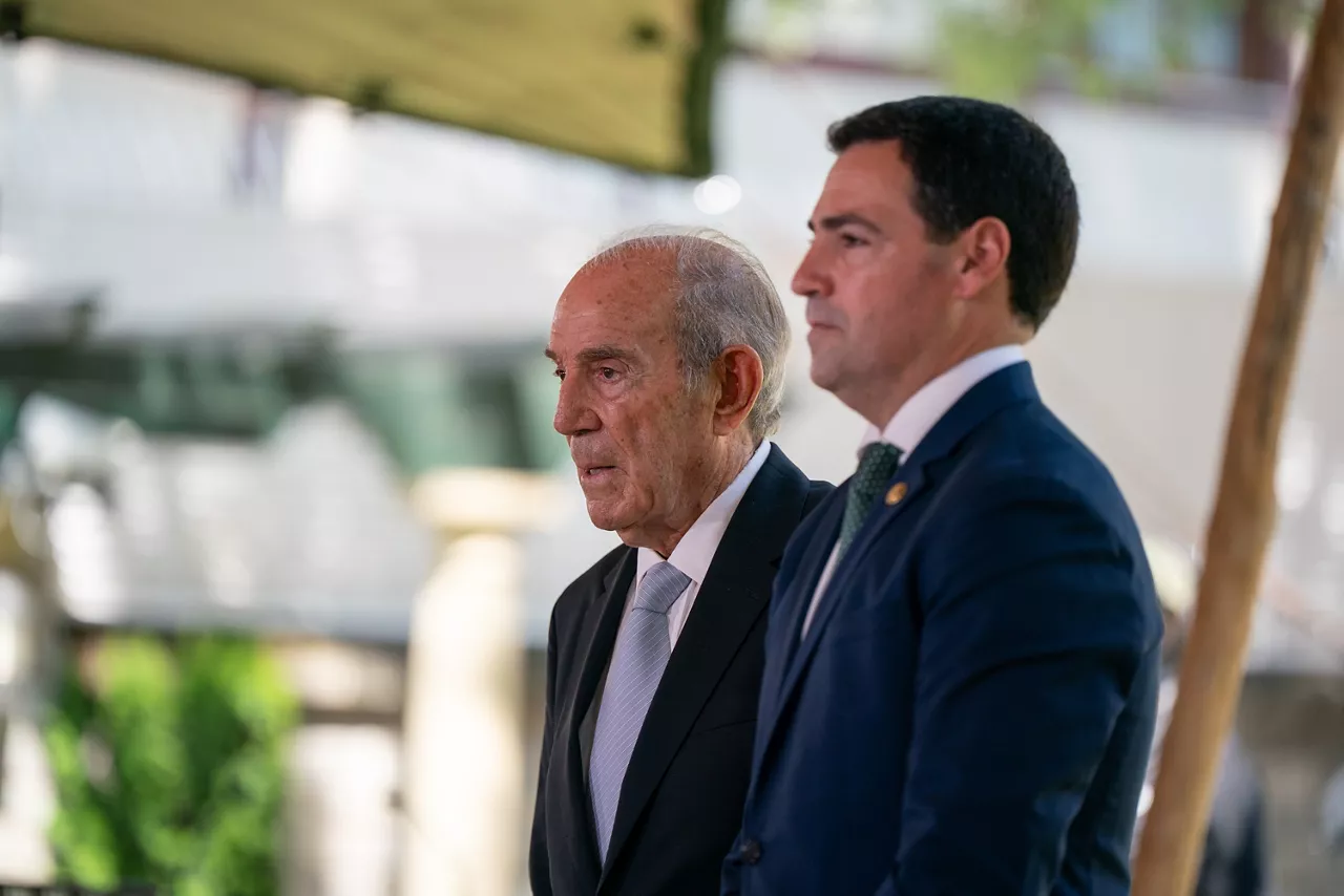 (Foto de ARCHIVO)

El Lehendakari, Imanol Pradales, y el ex-Lehendakari, Carlos Garaikoetxea, durante un acto institucional de reconocimiento al primer Gobierno vasco tras la dictadura, en el Palacio de Ajuria Enea, a 16 de junio de 2025, en Vitoria-Gasteiz, Álava, País Vasco (España). El acto se celebra como símbolo del "arranque de una nueva etapa en Euskadi" tras las casi cuatro décadas de dictadura, ya que ese primer Gobierno vasco afrontó una situación de "máxima inestabilidad política y social, marcada por la ilusión y la esperanza, pero también por profundas incertidumbres".



Iñaki Berasaluce / Europa Press

16/6/2025