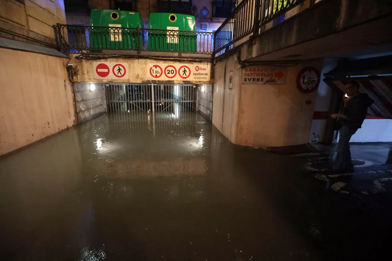 BILBAO, 03/10/2026.- Vista de un aparcamiento inundado en el casco viejo de Bilbao como consecuencia de las fuertes precipitaciones de este sábado.  EFE/ Luis Tejido
