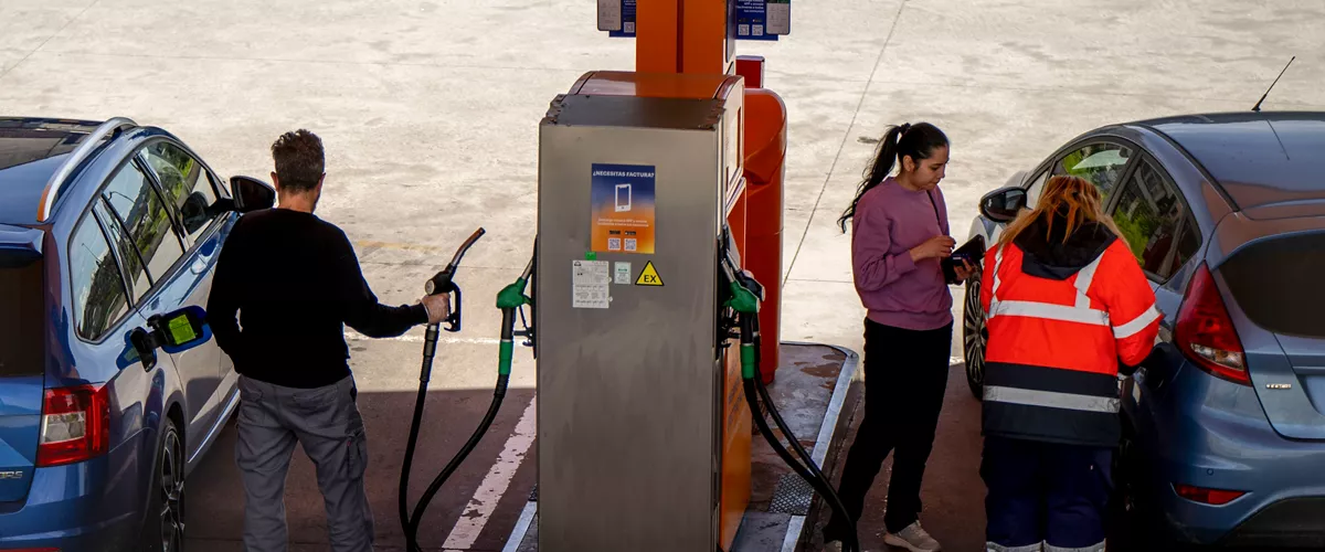 OURENSE, 10/03/2026.- Dos personas repostan en una gasolinera este martes en Ourense. La patronal de logística y transporte UNO subraya que el alza en el precio del combustible ya está afectando a la competitividad de las empresas y pide al Gobierno actuar de forma inmediata, aunque este martes se ha producido una subida en los índices bursátiles impulsados por la caída de los precios del petróleo tras las declaraciones del presidente de Estados Unidos, Donald Trump, en las que aseguró que la guerra con Irán está "prácticamente terminada". EFE // Brais Lorenzo
