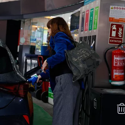 MADRID, 06/03/2026.- Una persona reposta este viernes en una gasolinera de Madrid. El conflicto bélico en Oriente Medio, iniciado tras el ataque conjunto de Israel y Estados Unidos a Irán ya está teniendo efectos sobre los combustibles fósiles, como el gas o el petróleo. EFE/ Maria Aguilella Pardo
