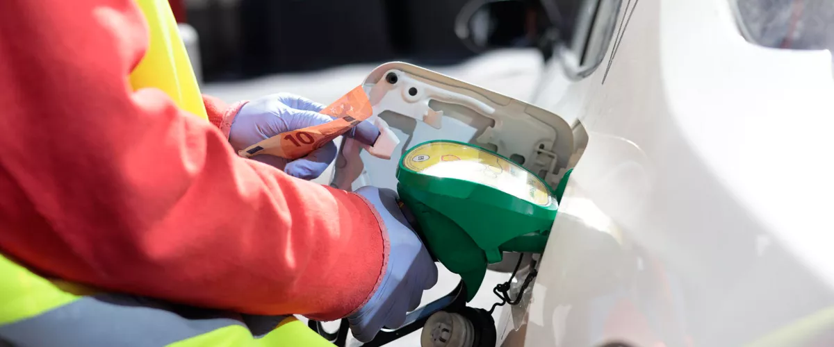 MADRID, 01/04/2026.-Un empleado de una estación de servicio llena el depósito de un coche este miércoles en Madrid. Las compañías petroleras ganan 81,4 millones de euros adicionales al día en la UE desde el inicio del conflicto en Oriente Medio, según la organización ecologista Greenpeace, que pide gravar esos beneficios extraordinarios para aliviar las facturas energéticas e invertir en renovables. EFE/ Marcos Villaoslada
