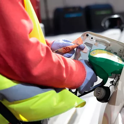 MADRID, 01/04/2026.-Un empleado de una estación de servicio llena el depósito de un coche este miércoles en Madrid. Las compañías petroleras ganan 81,4 millones de euros adicionales al día en la UE desde el inicio del conflicto en Oriente Medio, según la organización ecologista Greenpeace, que pide gravar esos beneficios extraordinarios para aliviar las facturas energéticas e invertir en renovables. EFE/ Marcos Villaoslada
