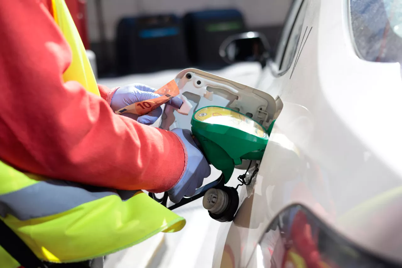 MADRID, 01/04/2026.-Un empleado de una estación de servicio llena el depósito de un coche este miércoles en Madrid. Las compañías petroleras ganan 81,4 millones de euros adicionales al día en la UE desde el inicio del conflicto en Oriente Medio, según la organización ecologista Greenpeace, que pide gravar esos beneficios extraordinarios para aliviar las facturas energéticas e invertir en renovables. EFE/ Marcos Villaoslada
