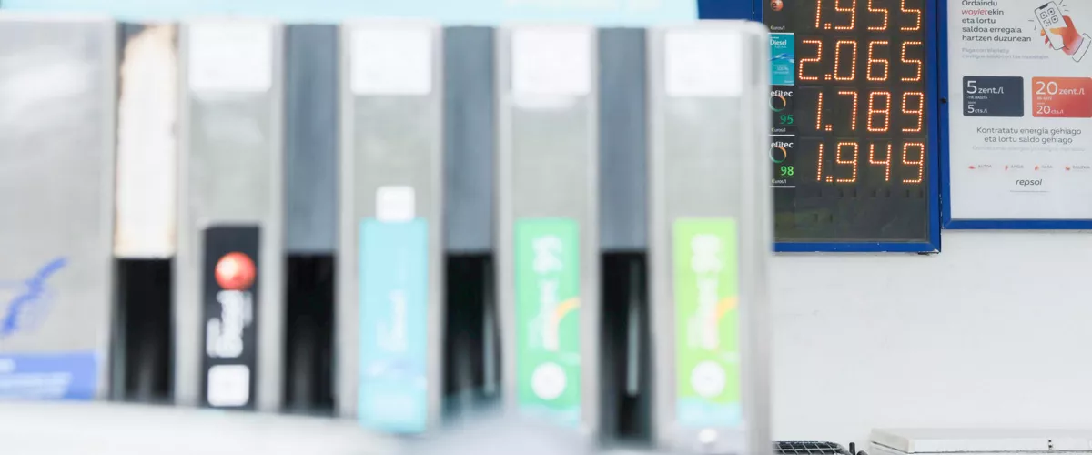 GRAFCAV1006. ERANDIO (BIZKAIA), 15/03/2026.-Una gasolinera marca el combustible diésel por encima de los dos euros/libro este domingo. La guerra que se libra por parte de Estados Unidos e Israel contra Irán desde el pasado 28 de febrero ha disparado el precio del petróleo en tan solo dos semanas un 37 %, con el barril en torno a los 100 dólares y una subida en el año del 64 %. EFE/Luis Tejido
