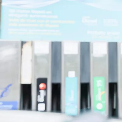 GRAFCAV1006. ERANDIO (BIZKAIA), 15/03/2026.-Una gasolinera marca el combustible diésel por encima de los dos euros/libro este domingo. La guerra que se libra por parte de Estados Unidos e Israel contra Irán desde el pasado 28 de febrero ha disparado el precio del petróleo en tan solo dos semanas un 37 %, con el barril en torno a los 100 dólares y una subida en el año del 64 %. EFE/Luis Tejido
