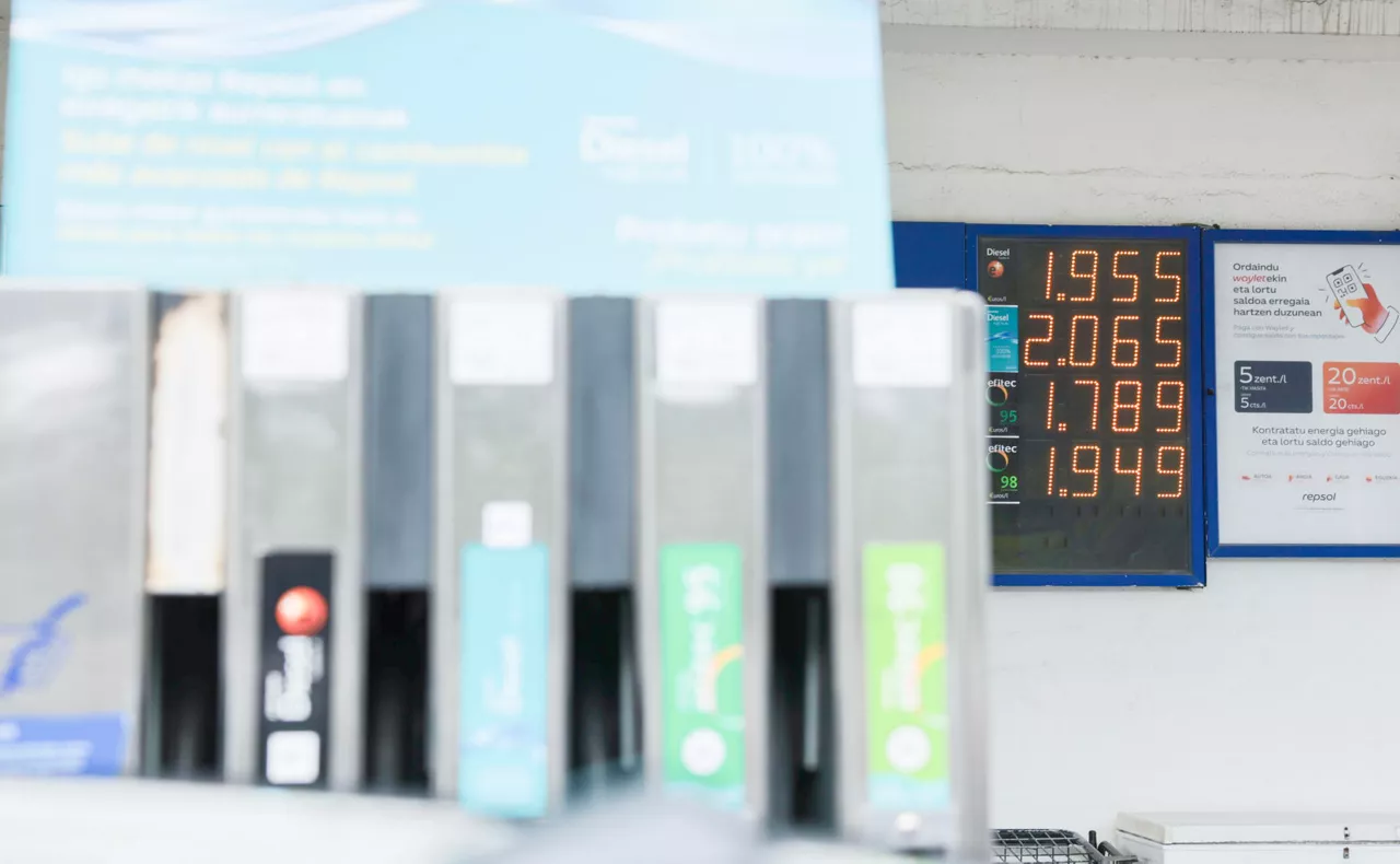 GRAFCAV1006. ERANDIO (BIZKAIA), 15/03/2026.-Una gasolinera marca el combustible diésel por encima de los dos euros/libro este domingo. La guerra que se libra por parte de Estados Unidos e Israel contra Irán desde el pasado 28 de febrero ha disparado el precio del petróleo en tan solo dos semanas un 37 %, con el barril en torno a los 100 dólares y una subida en el año del 64 %. EFE/Luis Tejido

