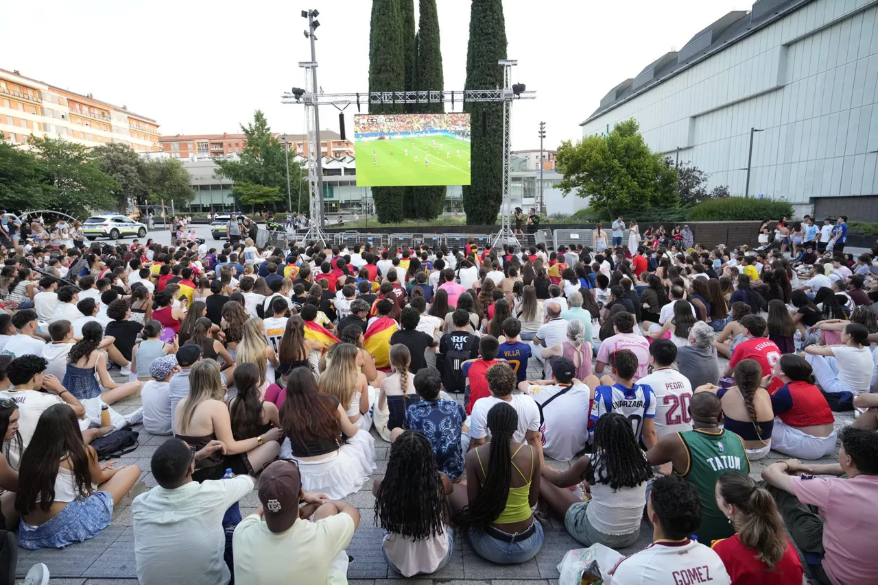 VITORIA, 14/07/2026.- Cientos de jóvenes se congregan en el centro de Vitoria para ver el partido de semifinales del Mundial 2026 entre Francia y España. EFE/ Adrián Ruiz Hierro
