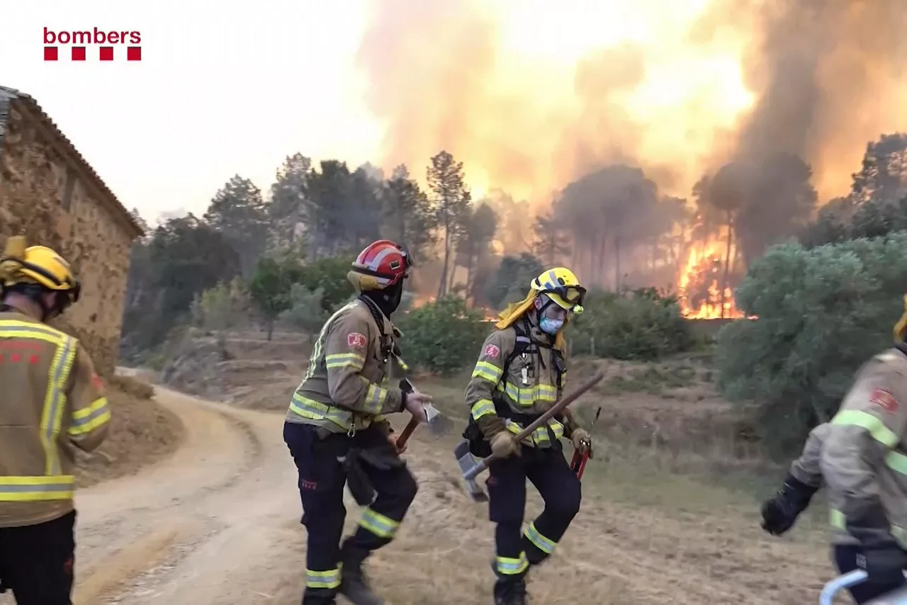 LA BISBAL D'EMPORDÀ (GIRONA), 04/07/2026.-Captura de un video de Bombers Cataluña, de agentes trabajando en la zona del Baix Empordà. Los Bomberos han estabilizado el 70 % del flanco derecho del incendio que se desató ayer en La Bisbal d'Empordà (Girona), aunque el viento de esta tarde amenaza con descontrolarlo en el macizo de Les Gavarres, que permanece cerrado ante un fuego con potencial para arrasar hasta 30.000 hectáreas. El incendio, según las estimaciones de los Agentes Rurales, ha calcinado ya 2.200 hectáreas, el 97 % de ellas del espacio natural de Les Gavarres: 2.128,97 son forestales, 53,14, agrícolas, y 15,46, urbanas. EFE/Bombers Cataluña ***SOLO USO EDITORIAL/SOLO DISPONIBLE PARA ILUSTRAR LA NOTICIA QUE ACOMPAÑA (CRÉDITO OBLIGATORIO)***

