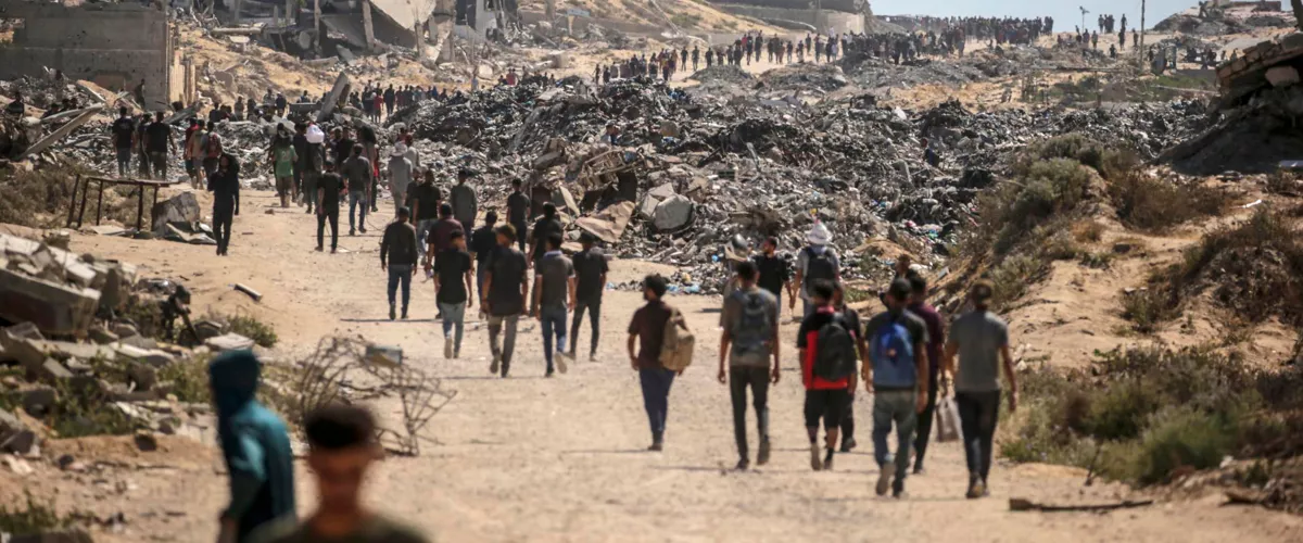 ZIKIM (---), 20/07/2025.- Internally displaced Palestinians walk along Rashid Road in western Jabalia, northern Gaza Strip, 20 July 2025. According to the Palestinian Ministry of Health in Gaza, at least 67 people were killed while trying to receive humanitarian aid in the Zikim area, northern Gaza. EFE/EPA/MOHAMMED SABER
