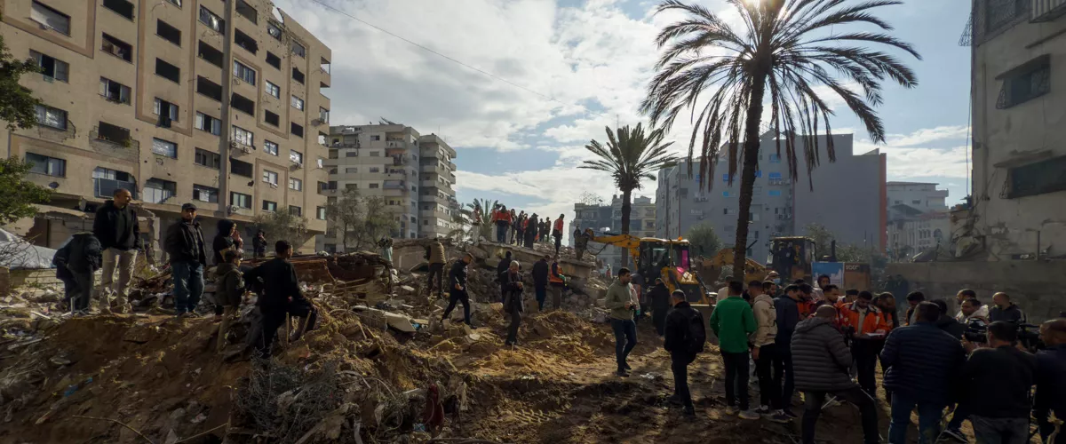 CIUDAD DE GAZA, 15/12/2025.- Miembros de la Defensa Civil de Gaza buscan cadáveres de entre los escombros de un edificio en la ciudad de Gaza este lunes.  La Dirección General de Defensa Civil de Gaza anunció este lunes en un comunicado el inicio de operaciones de búsqueda para recuperar cuerpos de personas desaparecidas bajo los escombros de viviendas destruidas en la ciudad de Gaza, en una labor que realizará en coordinación con el Comité Internacional de la Cruz Roja (CICR). EFE/ Ahmad Awad
