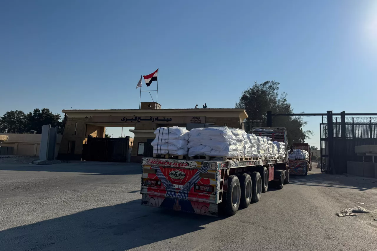 RAFAH, 27/07/2025.- Decenas de camiones de ayuda humanitaria cruzaron este domingo la frontera egipcia de Rafah hacia la Franja de Gaza, pero antes pasando por territorio israelí para su inspección, afirmaron fuentes oficiales egipcias y constató EFE, en una jornada en la que Israel ha anunciado una "pausa táctica". EFE/Stringer
