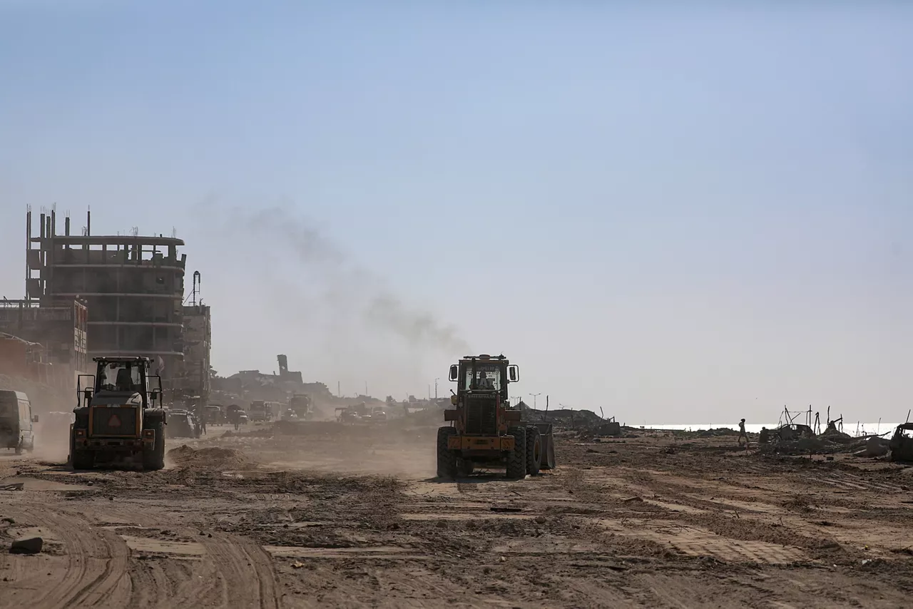 Gaza City (-), 28/10/2025.- Palestinian bulldozers clean Al Rashid road, near the beach in the west of Gaza City, Gaza Strip, 28 October 2025, amid a ceasefire between Israel and Hamas. Following Israeli claims that Hamas violated the ceasefire, Prime Minister Netanyahu ordered military strikes on the Gaza Strip on 28 October. In response, Hamas announced it was postponing the planned handover of a recovered hostage's body, citing Israeli truce violations. EFE/EPA/MOHAMMED SABER
