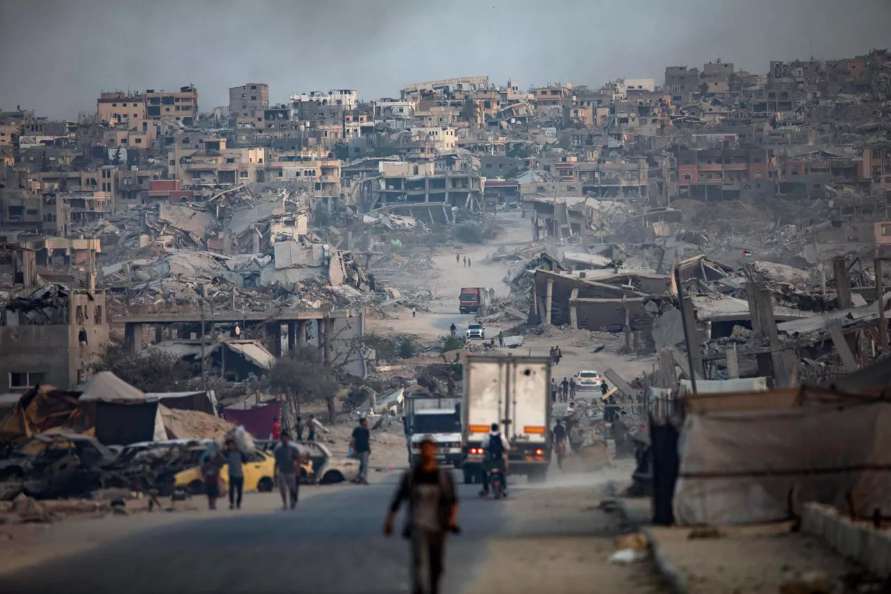 FOTODELDÍA - Khan Younis (-), 08/11/2025.- Palestinos desplazados caminan entre edificios gravemente dañados en el campo de refugiados de Khan Yunis, al sur de la Franja de Gaza, el 8 de noviembre de 2025. Alrededor de 1,9 millones de personas en Gaza, casi el 90 por ciento de la población, han sido desplazadas desde que comenzó el conflicto entre Israel y Hamás en octubre de 2023, según la ONU. EFE/HAITHAM IMAD
