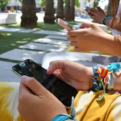 (Foto de ARCHIVO)

Jóvenes utilizando el movil en un parque de la localidad sevillana.



REMITIDA / HANDOUT por AYUNTAMIENTO DE TOMARES

Fotografía remitida a medios de comunicación exclusivamente para ilustrar la noticia a la que hace referencia la imagen, y citando la procedencia de la imagen en la firma

15/7/2019