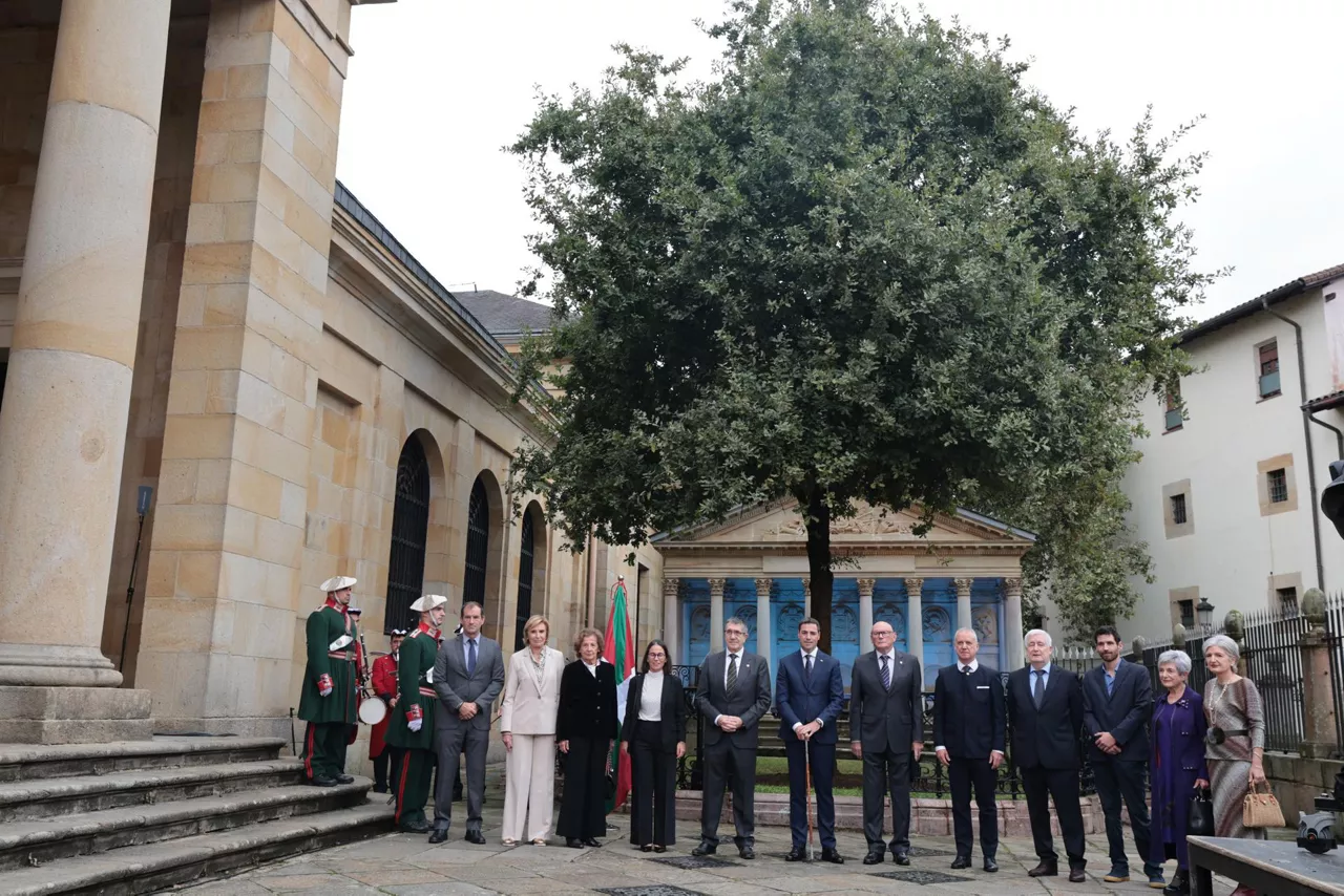 GRAFCAV516. GERNIKA (BIZKAIA), 07/10/2026.-Familiares de los lehendakaris fallecidos junto al lehendakari, Imanol Pradales (c),este miércoles el acto central del 90 aniversario del primer Gobierno Vasco en la Casa de Juntas de Gernika-Lumo, que ha reunido a los exlehendakaris Iñigo Urkullu , Patxi López o Juan José Ibarretxe . entre otros representantes institucionales. EFE/ Luis Tejido
