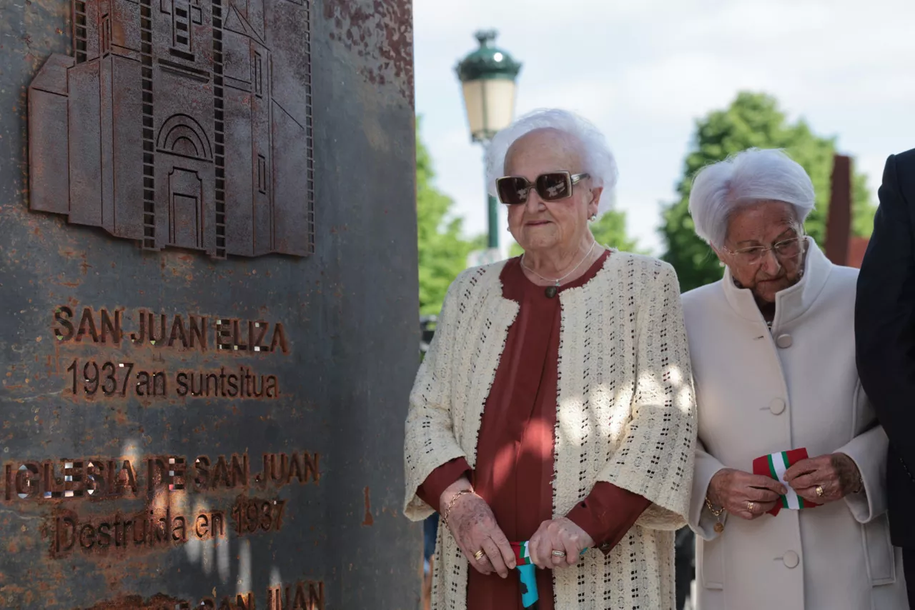GERNIKA (BIZKAIA), 26/04/2026.- Dos supervivientes del bombardeo de Gernika asisten a la conmemoración del 89 aniversario del bombardeo durante la Guerra Civil, este domingo, en Gernika, País Vasco. EFE/Luis Tejido

