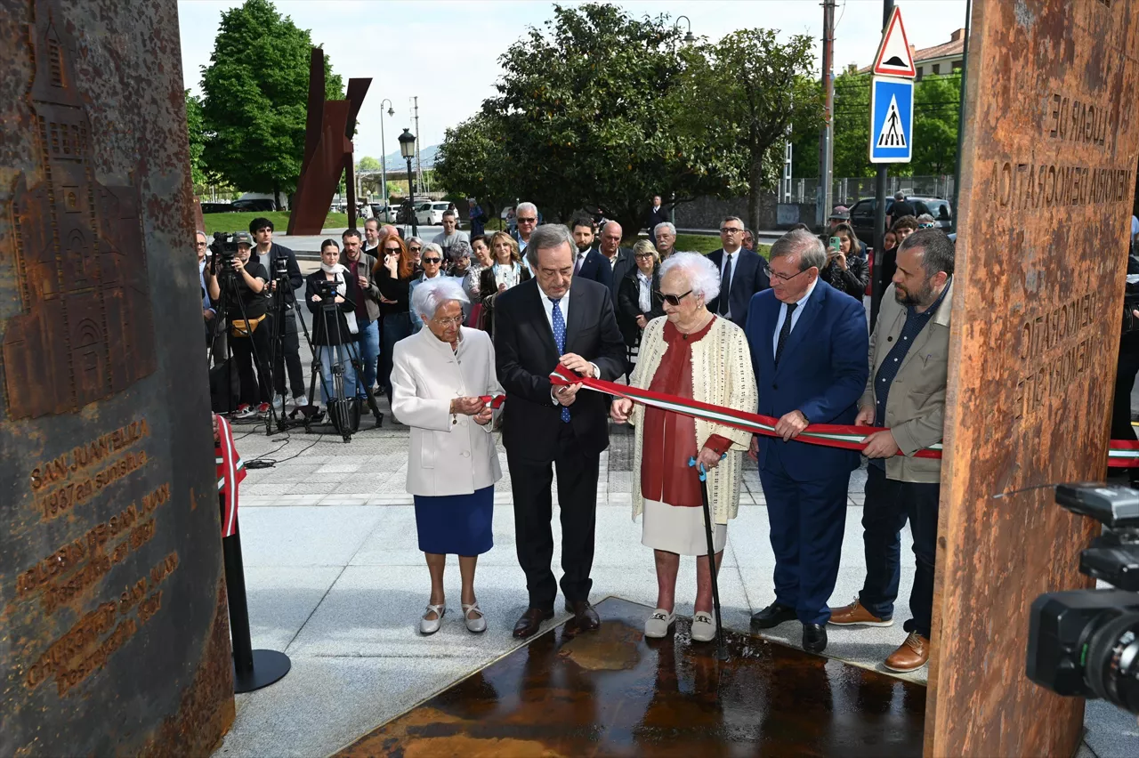 El alcalde de Gernika, José María Gorroño (2i), y el secretario de Estado de Memoria Democrática, Fernando Martínez (2d), durante la inauguración de la escultura Puerta de la Paz con motivo del 89 aniversario del bombardeo de Gernika, a 26 de abril de 2026, en Gernika, Vizcaya, País Vasco (España). El monumento de acero de cuatro metros de altura lleva la inscripción ‘Lugar de Memoria Democrática’ y ha contado con un presupuesto de 48.000 euros, financiados en parte por el Gobierno central (30.000 euros) y el resto por el Ayuntamiento de Gernika y el Instituto Gogora de la Memoria, Convivencia y Derechos Humanos.



David de Haro / Europa Press

26/4/2026