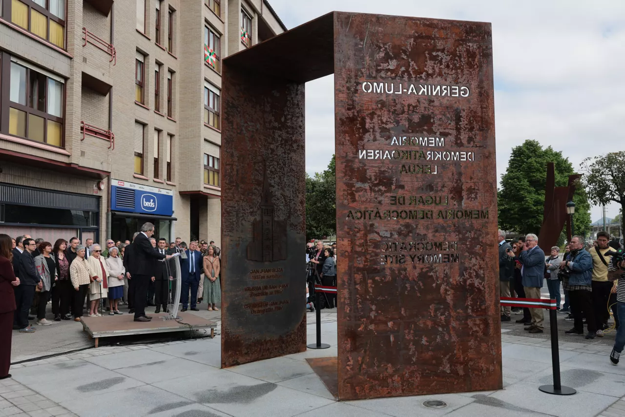 GERNIKA (BIZKAIA), 26/04/2026.- Conmemoración del 89 aniversario del bombardeo de Gernika durante la Guerra Civil, este domingo, en Gernika, País Vasco. EFE/Luis Tejido
