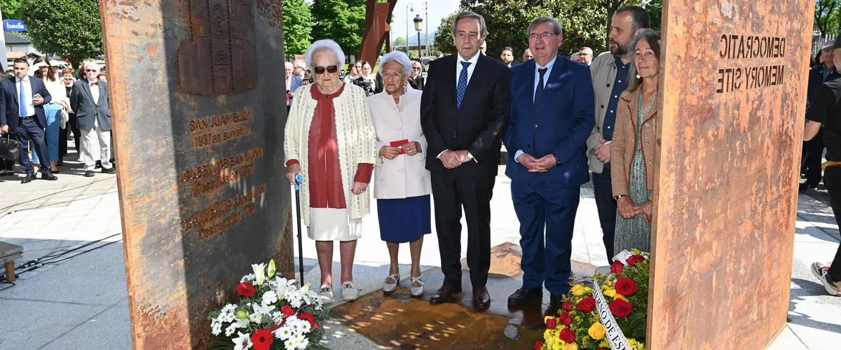 El alcalde de Gernika, José María Gorroño (3i), la delegada del Gobierno en País Vasco, Marisol Garmendia (d), el secretario de Estado de Memoria Democrática, Fernando Martínez (3d), durante la inauguración de la escultura Puerta de la Paz con motivo del 89 aniversario del bombardeo de Gernika, a 26 de abril de 2026, en Gernika, Vizcaya, País Vasco (España). El monumento de acero de cuatro metros de altura lleva la inscripción ‘Lugar de Memoria Democrática’ y ha contado con un presupuesto de 48.000 euros, financiados en parte por el Gobierno central (30.000 euros) y el resto por el Ayuntamiento de Gernika y el Instituto Gogora de la Memoria, Convivencia y Derechos Humanos.



David de Haro / Europa Press

26/4/2026