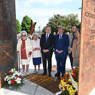 El alcalde de Gernika, José María Gorroño (3i), la delegada del Gobierno en País Vasco, Marisol Garmendia (d), el secretario de Estado de Memoria Democrática, Fernando Martínez (3d), durante la inauguración de la escultura Puerta de la Paz con motivo del 89 aniversario del bombardeo de Gernika, a 26 de abril de 2026, en Gernika, Vizcaya, País Vasco (España). El monumento de acero de cuatro metros de altura lleva la inscripción ‘Lugar de Memoria Democrática’ y ha contado con un presupuesto de 48.000 euros, financiados en parte por el Gobierno central (30.000 euros) y el resto por el Ayuntamiento de Gernika y el Instituto Gogora de la Memoria, Convivencia y Derechos Humanos.



David de Haro / Europa Press

26/4/2026