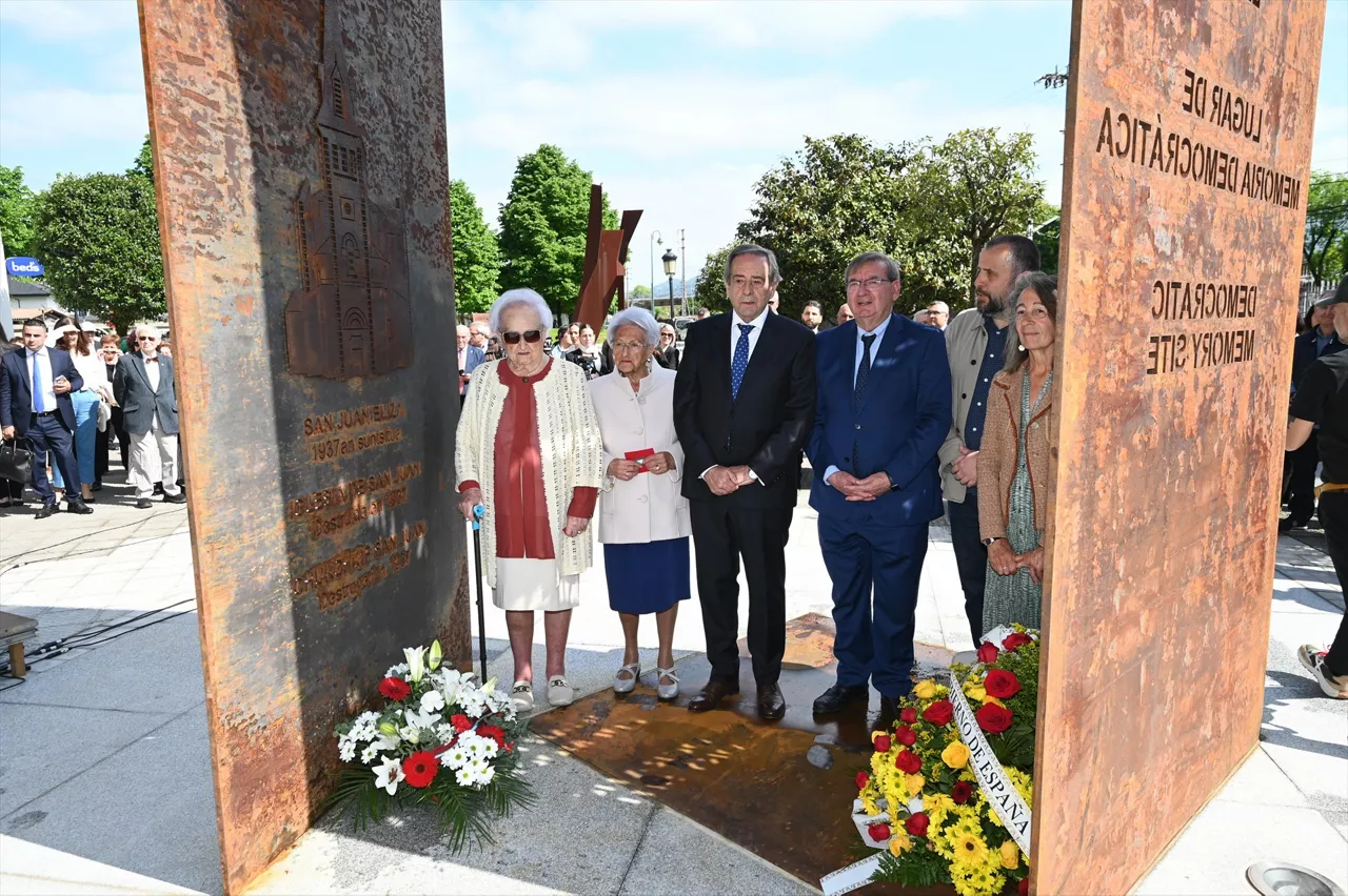 El alcalde de Gernika, José María Gorroño (3i), la delegada del Gobierno en País Vasco, Marisol Garmendia (d), el secretario de Estado de Memoria Democrática, Fernando Martínez (3d), durante la inauguración de la escultura Puerta de la Paz con motivo del 89 aniversario del bombardeo de Gernika, a 26 de abril de 2026, en Gernika, Vizcaya, País Vasco (España). El monumento de acero de cuatro metros de altura lleva la inscripción ‘Lugar de Memoria Democrática’ y ha contado con un presupuesto de 48.000 euros, financiados en parte por el Gobierno central (30.000 euros) y el resto por el Ayuntamiento de Gernika y el Instituto Gogora de la Memoria, Convivencia y Derechos Humanos.



David de Haro / Europa Press

26/4/2026