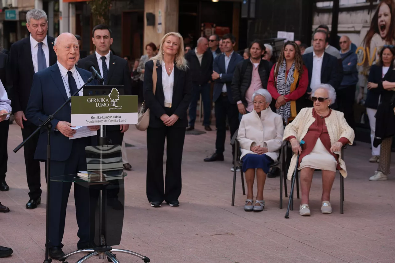 GERNIKA (BIZKAIA), 26/04/2026.- El hijo (i) del corresponsal de guerra británico George Steer, que cubrió el bombardeo de Gernika, ofrece un discurso durante la conmemoración del 89 aniversario del bombardeo durante la Guerra Civil, este domingo, en Gernika, País Vasco. EFE/Luis Tejido
