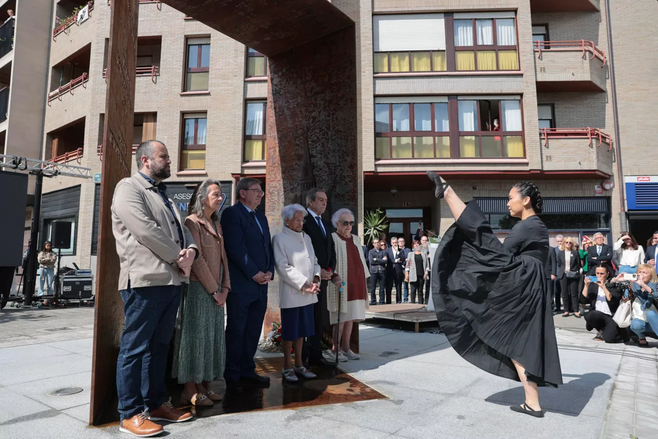 GERNIKA (BIZKAIA), 26/04/2026.- El alcalde de Guernika, Jose Maria Gorroño Etxebarrieta (5i), asiste a la conmemoración del 89 aniversario del bombardeo de Gernika durante la Guerra Civil, este domingo, en Gernika, País Vasco. EFE/Luis Tejido
