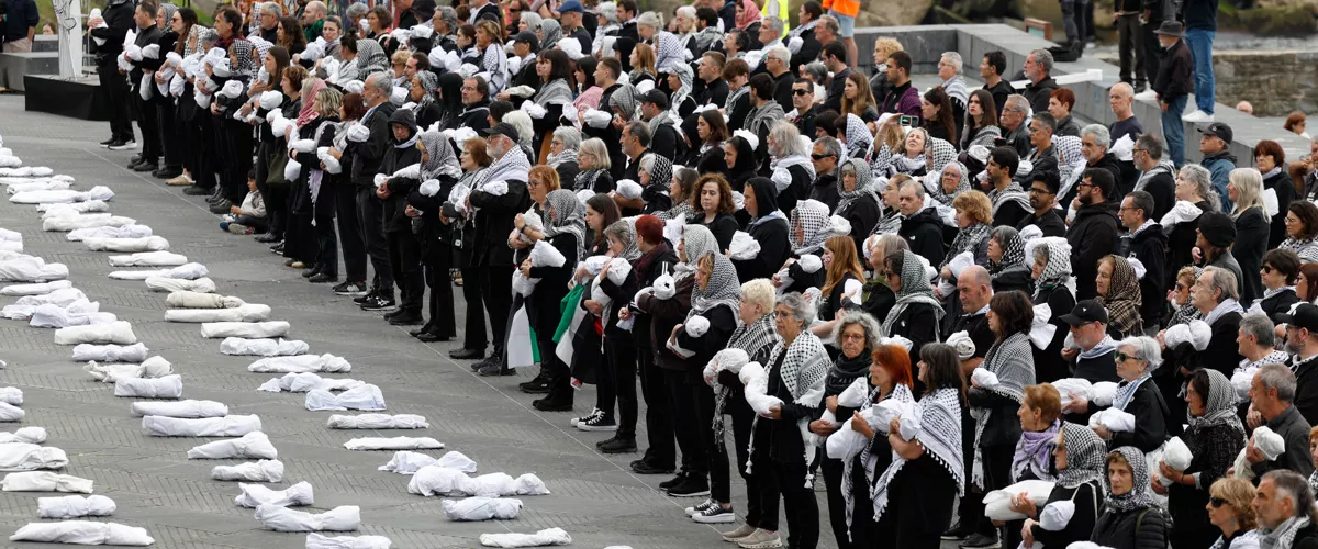 SAN SEBASTIÁN (ESPAÑA), 25/04/2026.- La iniciativa ciudadana Gernika-Palestina convoca una movilización, en vísperas del 89 aniversario del bombardeo de Gernika, para exigir el fin de "los genocidios y las guerras" este sábado en San Sebastián. EFE/ Juan Herrero
