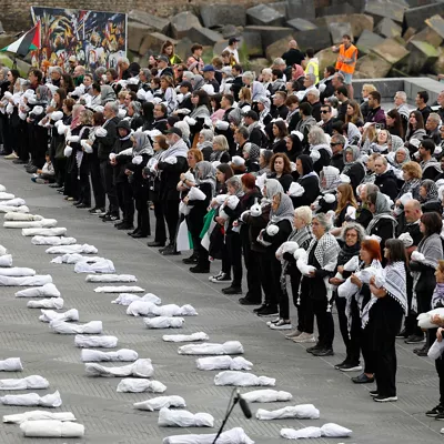 SAN SEBASTIÁN (ESPAÑA), 25/04/2026.- La iniciativa ciudadana Gernika-Palestina convoca una movilización, en vísperas del 89 aniversario del bombardeo de Gernika, para exigir el fin de "los genocidios y las guerras" este sábado en San Sebastián. EFE/ Juan Herrero
