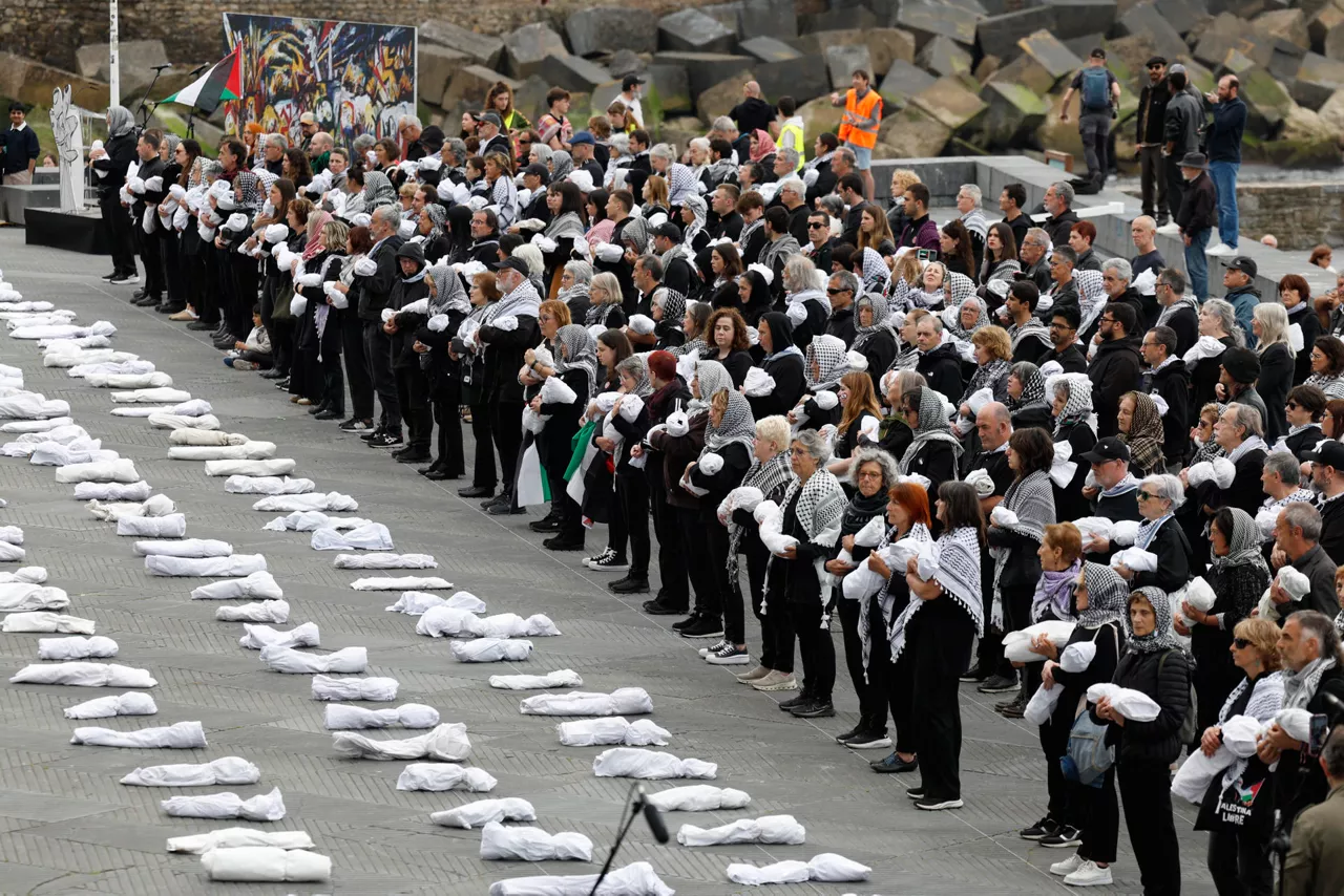 SAN SEBASTIÁN (ESPAÑA), 25/04/2026.- La iniciativa ciudadana Gernika-Palestina convoca una movilización, en vísperas del 89 aniversario del bombardeo de Gernika, para exigir el fin de "los genocidios y las guerras" este sábado en San Sebastián. EFE/ Juan Herrero

