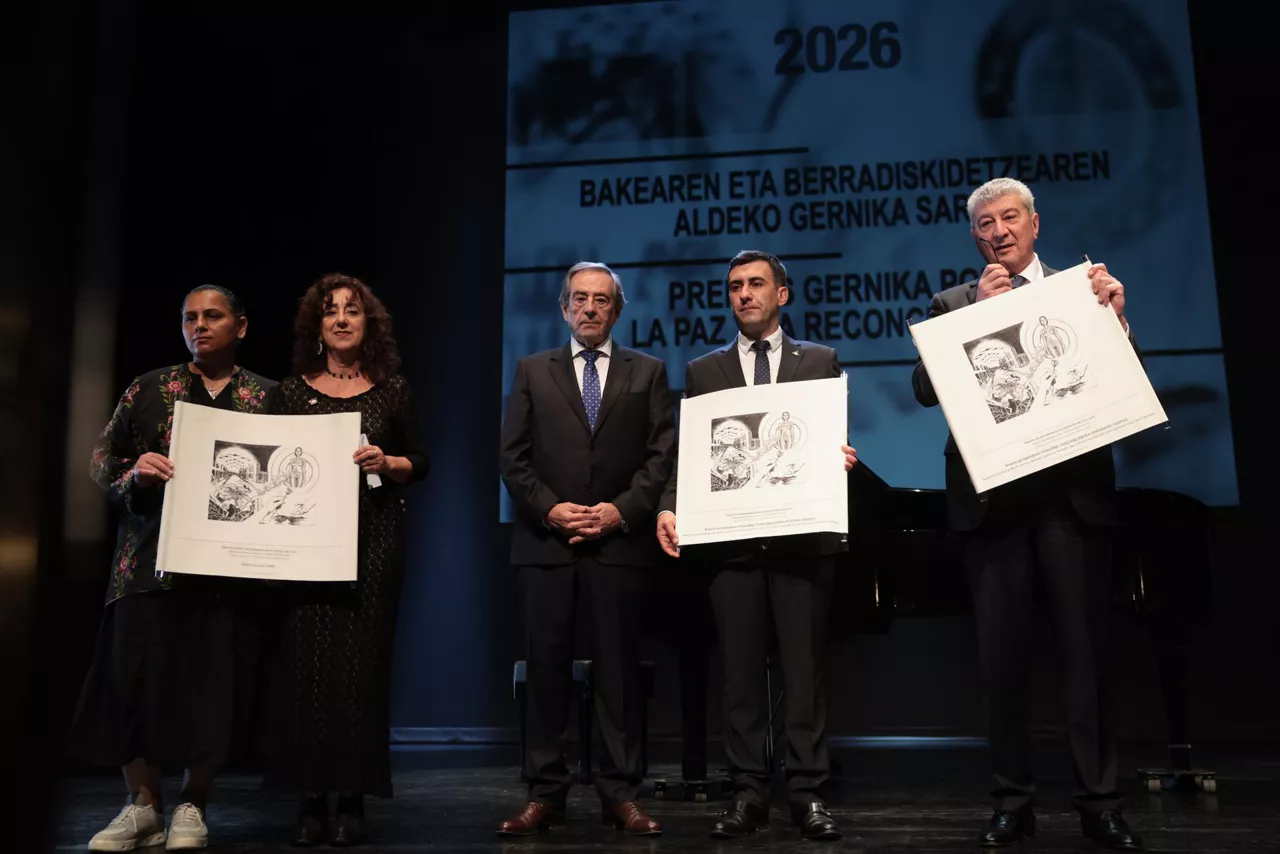 GERNIKA, 26/04/2026.-El alcalde de Gernika, José María Gorroño, junto a los representantes de Gaza Global Sumud Flotilla y los artífices del acuerdo de paz entre Armenia y Azerbaiyán, galardonados durante la entrega de los Premios Gernika por la Paz y la Reconciliación, dentro de los homenajes a las víctimas y actos en favor de la paz, el 89 aniversario del bombardeo que el 26 de abril de 1937 asoló esta localidad vizcaína. EFE/Luis Tejido
