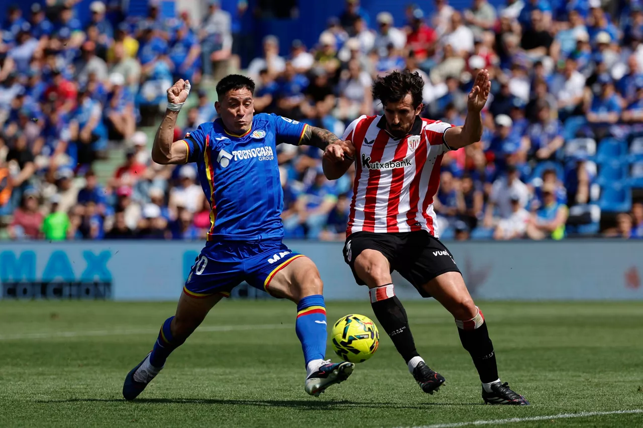 GETAFE (MADRID), 05/04/2026.- El futbolista del Getafe CF Martín Satriano (i) lucha por el balón con Daniel Vivian (d), del Athlétic de Bilbao, durante el partido de LaLiga EA Sports disputado en el Estadio Coliseum de Getafe este domingo. EFE/ Mariscal
