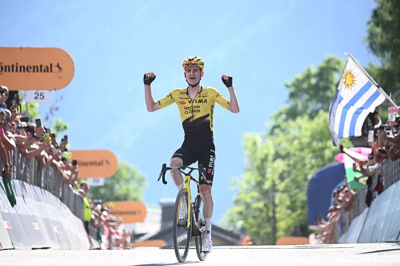 FELTRE (Italy), 29/05/2026.- Team Visma-Lease A Bike rider Sepp Kuss of the US celebrates after crossing the finish line to win the 19th stage of the 109 Giro d'Italia 2026, over 151 km from Feltre to Alleghe, Italy, 29 May 2026. (Ciclismo, Italia) EFE/EPA/LUCA ZENNARO
