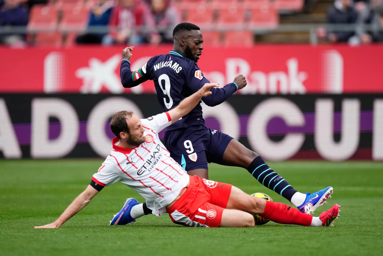 GIRONA, 14/03/2026.- El jugador del Girona Daley Blind (i) lucha por la posesión del balón con Iñaki Williams (d), del Athletic, durante el partido de liga entre el Girona y el Athletic celebrado este sábado en el estadio Montilivi en Girona. EFE/ Siu Wu
