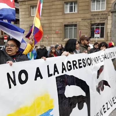 BILBAO, 04/01/2026.- La cónsul de Venezuela en Bilbao, Glenna del Valle Cabello (i), ha participado en la concentración convocada este domingo en Bilbao por la plataforma Hegoak contra el ataque "imperialista" de EEUU en Venezuela. EFE/ Miguel Toña
