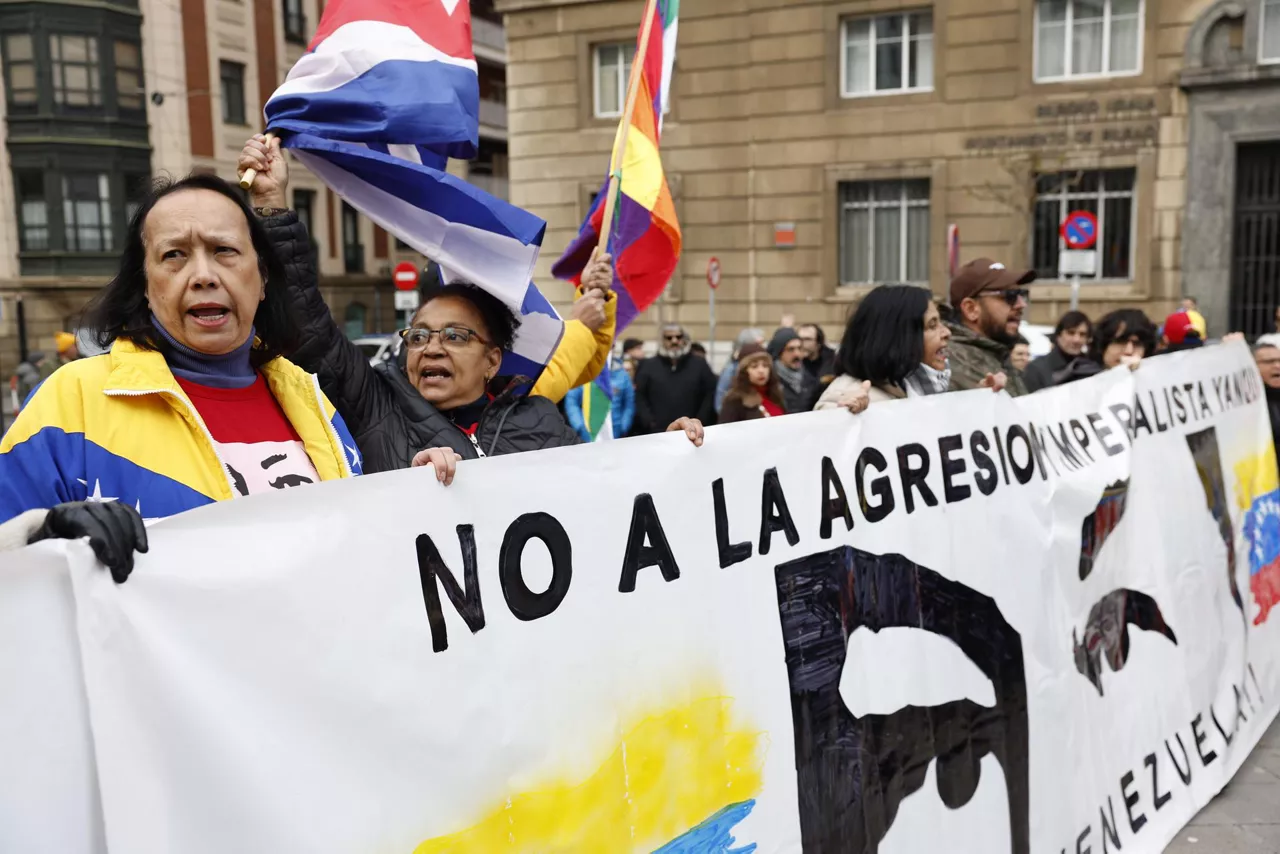 BILBAO, 04/01/2026.- La cónsul de Venezuela en Bilbao, Glenna del Valle Cabello (i), ha participado en la concentración convocada este domingo en Bilbao por la plataforma Hegoak contra el ataque "imperialista" de EEUU en Venezuela. EFE/ Miguel Toña
