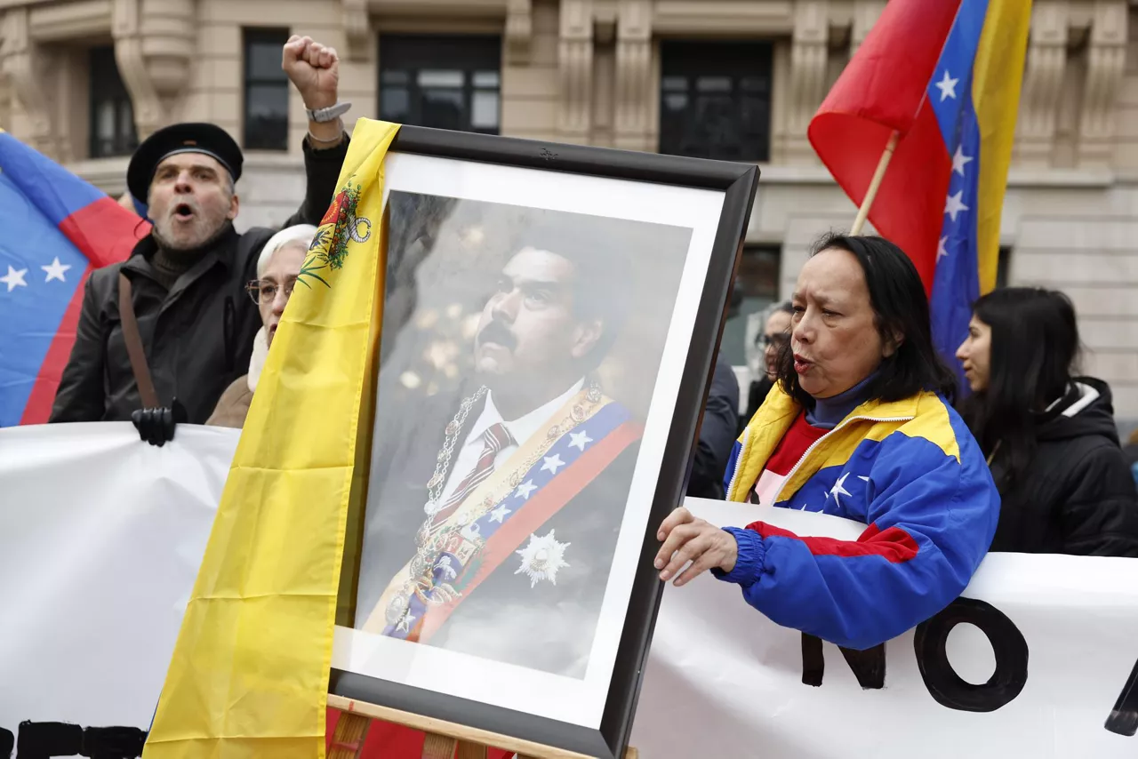 BILBAO, 04/01/2026.- La cónsul de Venezuela en Bilbao, Glenna del Valle Cabello (d), ha participado en la concentración convocada este domingo en Bilbao por la plataforma Hegoak contra el ataque "imperialista" de EEUU en Venezuela. EFE/ Miguel Toña
