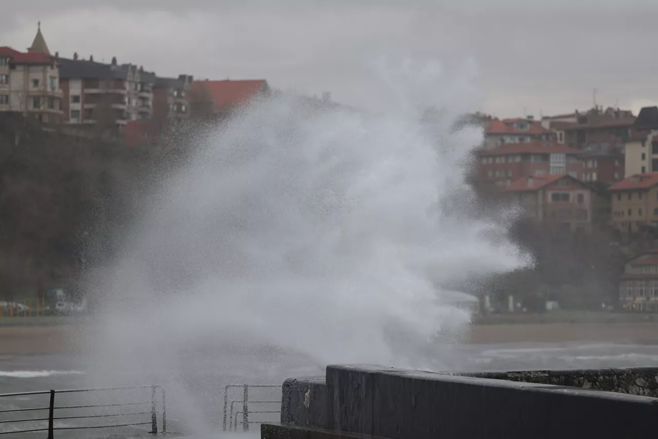 El mar golpea el muro de contención del puerto viejo en Getxo, Bizkaia. Las estaciones de Matxitxako, en Bermeo (Bizkaia), y de la isla de Santa Clara, en San Sebastián, han registrado durante esta madrugada y primeras horas de la mañana las rachas de viento más intensas en Euskadi, con 125,6 y 105,5 kilómetros por hora, respectivamente.