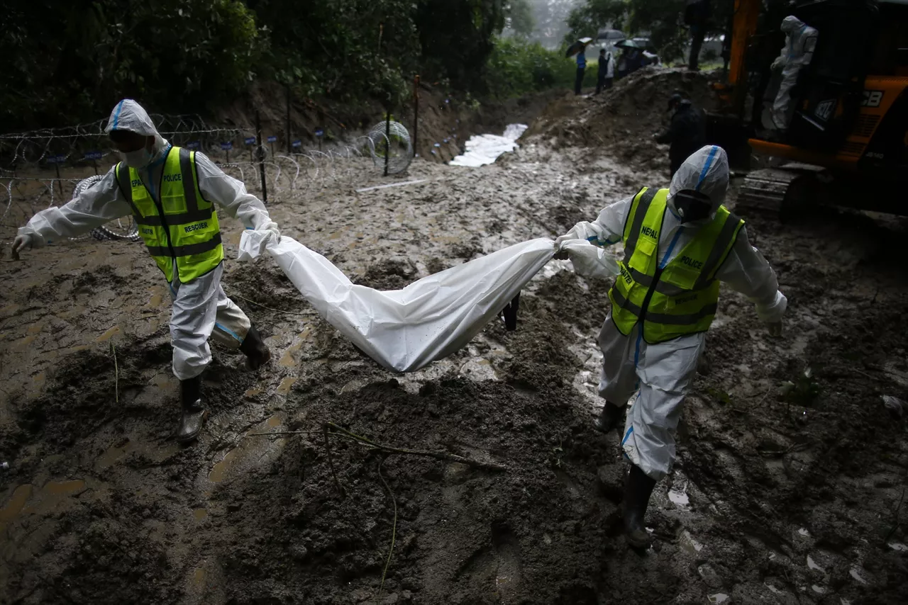 (Foto de ARCHIVO)

September 1, 2027, Kathmandu, Nepal: Security personnel carry the bodies of unidentified flood victims for temporary burial at Gokarna in Kathmandu, Nepal, on Tuesday, September 1, 2026. Authorities have begun temporarily burying unidentified remains recovered from the devastating floods. DNA samples, photographs, and other identifying information are being collected before burial so families can later identify and reclaim the remains for final rites. The disaster has killed more than 1,000 people in Nepal, with thousands still missing.,Image: 1129901839, License: Rights-managed, Restrictions: , Model Release: no  , Credit line: Skanda Gautam / Zuma Press / Europa Press
Editorial licence valid only for Spain and 3 MONTHS from the date of the image, then delete it from your archive. For non-editorial and non-licensed use, please contact EUROPA PRESS.



Skanda Gautam / Zuma Press / Europa Press / ContactoPhoto

01/9/2026