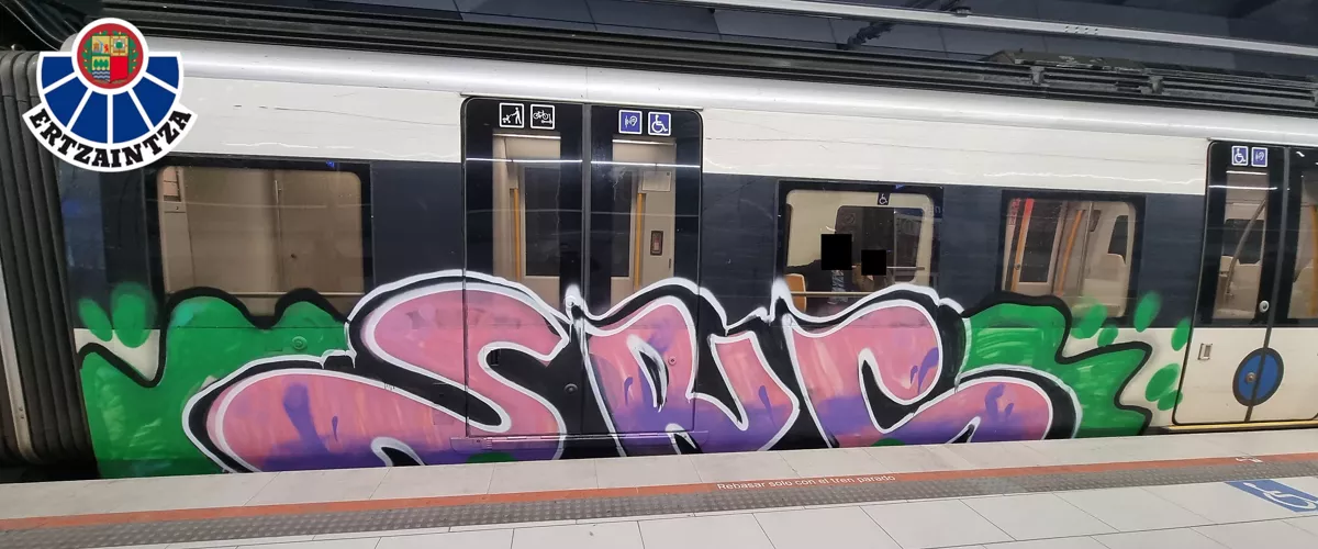Grafitti en una unidad de Euskotren realizada en Bedia (Bizkaia)
