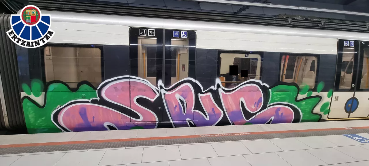 Grafitti en una unidad de Euskotren realizada en Bedia (Bizkaia)