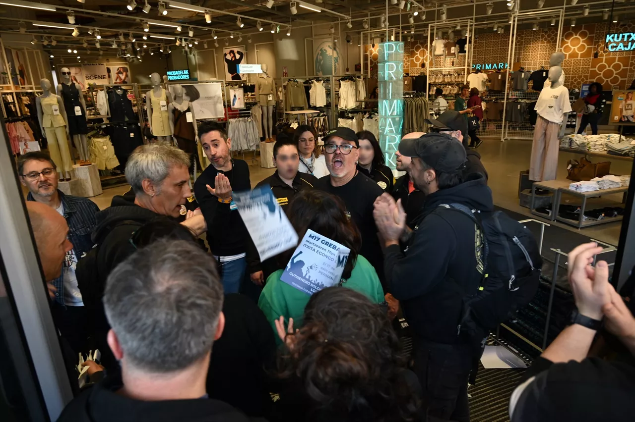 Varios manifestantes intentan entran en una tienda durante los piquetes para un SMI propio para el País Vasco y Navarra, a 17 de marzo de 2026, en  Bilbao, Vizcaya, País Vasco (España). Los sindicatos nacionalistas ELA, LAB, Steilas, Etxalde e Hiru han convocado piquetes para exigir un salario mínimo interprofesional propio para el territorio vasco y navarro que parta de los 1500 euros mensuales.



David de Haro / Europa Press

17/3/2026