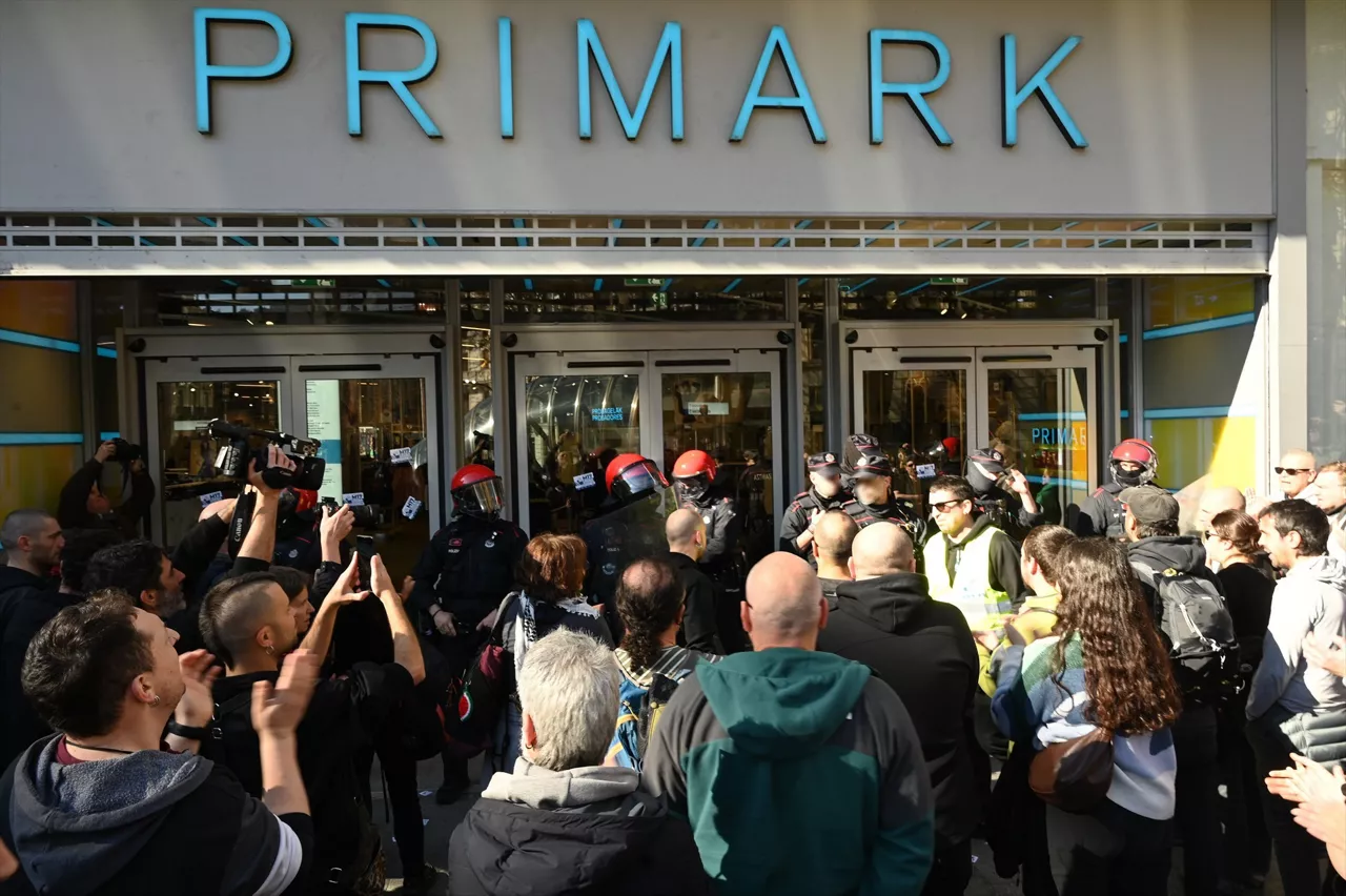 Agentes de la Ertzaintza custodian la entrada a una tienda durante los piquetes para un SMI propio para el País Vasco y Navarra, a 17 de marzo de 2026, en  Bilbao, Vizcaya, País Vasco (España). Los sindicatos nacionalistas ELA, LAB, Steilas, Etxalde e Hiru han convocado piquetes para exigir un salario mínimo interprofesional propio para el territorio vasco y navarro que parta de los 1500 euros mensuales.



David de Haro / Europa Press

17/3/2026