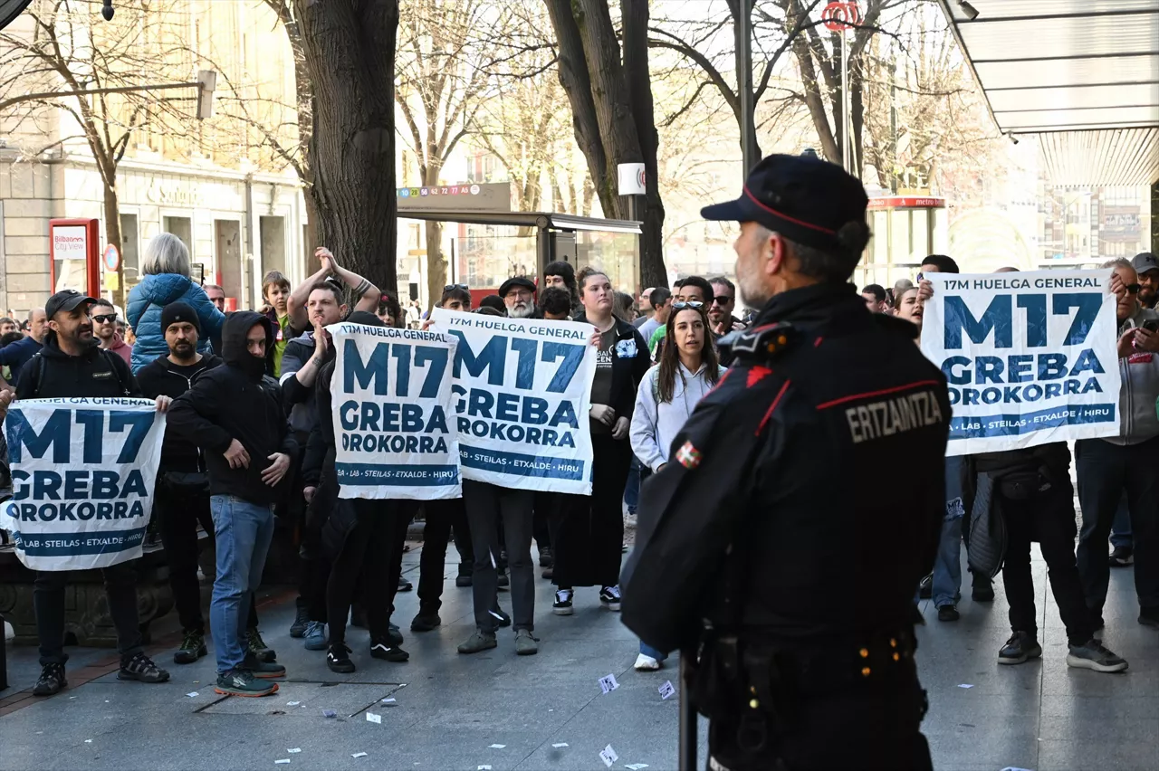 Agentes de la Ertzaintza custodian la entrada a una tienda durante los piquetes para un SMI propio para el País Vasco y Navarra, a 17 de marzo de 2026, en  Bilbao, Vizcaya, País Vasco (España). Los sindicatos nacionalistas ELA, LAB, Steilas, Etxalde e Hiru han convocado piquetes para exigir un salario mínimo interprofesional propio para el territorio vasco y navarro que parta de los 1500 euros mensuales.



David de Haro / Europa Press

17/3/2026