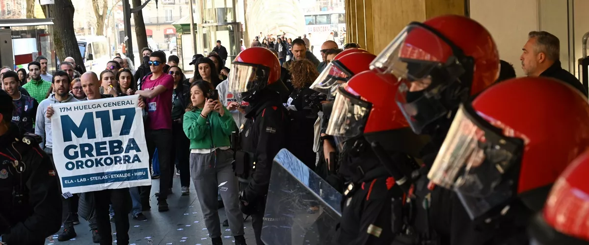 Agentes de la Ertzaintza custodian la entrada a una tienda durante los piquetes para un SMI propio para el País Vasco y Navarra, a 17 de marzo de 2026, en  Bilbao, Vizcaya, País Vasco (España). Los sindicatos nacionalistas ELA, LAB, Steilas, Etxalde e Hiru han convocado piquetes para exigir un salario mínimo interprofesional propio para el territorio vasco y navarro que parta de los 1500 euros mensuales.



David de Haro / Europa Press

17/3/2026